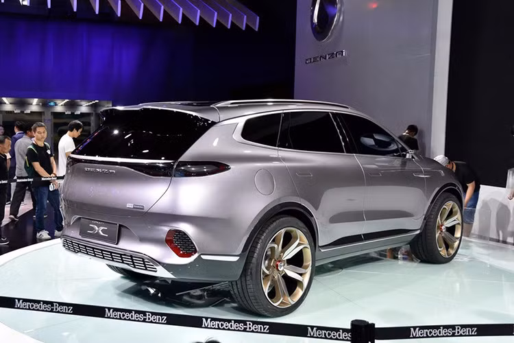 Ngoài ra, cản va và hệ thống đèn của Denza X do Mercedes-Benz thiết kế cũng khác biệt so với phiên bản concept từng xuất hiện trước đây.