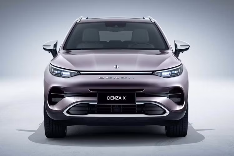 Nếu không thích xe plug-in hybrid, khách hàng Trung Quốc có thể chọn phiên bản chạy điện hoàn toàn của Denza X. "Trái tim" của phiên bản này là mô-tơ điện có công suất tối đa 242 mã lực, cho phép xe hoàn thành quãng đường khoảng 500 km sau mỗi lần sạc đầy. Dự kiến, xe sẽ chính thức được bày bán trên thị trường Trung Quốc vào tháng 11 tới. Đến đầu năm 2020, xe sẽ được giao tới tay khách hàng. Hiện giá xe Denza X vẫn chưa được tiết lộ.