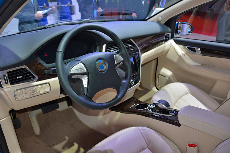 Bên trong mẫu crossover cỡ trung này là không gian nội thất 7 chỗ nhờ chiều dài 4.890 mm. Xe được trang bị mặt táp-lô công nghệ cao với màn hình trung tâm cỡ lớn, có thể thay để thay đổi từ hiển thị dạng dọc sang ngang và ngược lại. Bên cạnh đó, Denza X còn có bảng đồng hồ kỹ thuật số toàn phần sau vô lăng. 