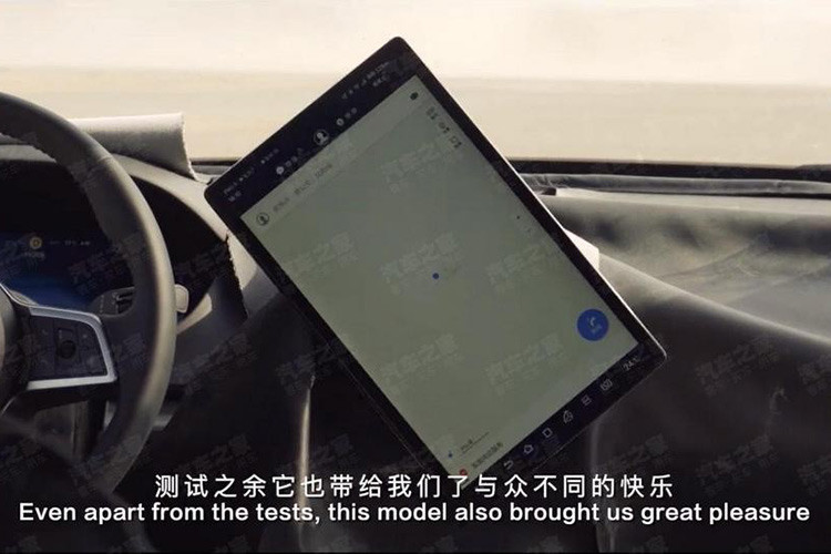 Khi mua Denza X, khách hàng có thể chọn 1 trong 2 loại động cơ. Thứ nhất là hệ thống động cơ plug-in hybrid với máy xăng 4 xi-lanh, tăng áp, dung tích 2.0 lít có công suất tối đa 189 mã lực, hai mô-tơ điện và cụm pin. Trong đó, mô-tơ điện nằm trên cầu trước có công suất tối đa 148 mã lực và con số tương ứng của mô-tơ điện trên cầu sau là 242 mã lực.