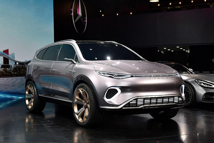 So với phiên bản concept, Denza X hoàn toàn mới khá trung thành về mặt thiết kế. Tuy nhiên, tay nắm cửa nhấn để bật lên khỏi thân xe và camera kỹ thuật số thay gương chiếu hậu của Denza Concept X đã không được giữ lại trên phiên bản thương mại.