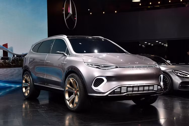 So với phiên bản concept, Denza X hoàn toàn mới khá trung thành về mặt thiết kế. Tuy nhiên, tay nắm cửa nhấn để bật lên khỏi thân xe và camera kỹ thuật số thay gương chiếu hậu của Denza Concept X đã không được giữ lại trên phiên bản thương mại.