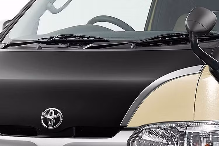 Với phiên bản Relaxbase 2018, ngoại thất nổi bật với bộ mâm xe được làm bằng nhôm được sơn màu trắng trên vành mâm, các chấu mâm được sơn đen cổ diển. Cụm đèn pha xe vẫn sử dụng bóng halogen thông thường. Toyota cung cấp 03 tùy chọn màu sắc là: Vàng kem, Xanh biển và Xám.