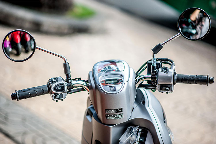Các nút bấm trên xe thiết kế đơn giản, giống như nhiều mẫu xe tay ga mới của Honda hiện nay nhưg là bản nhập Thái xe không có nút bất, tắt đèn pha. Honda Scoopy-i 2018 mới được trang bị hệ thống khóa thông minh có báo động, cổng sạc 12V 1A cho thiết bị di động gắn ở hộc đồ trước...