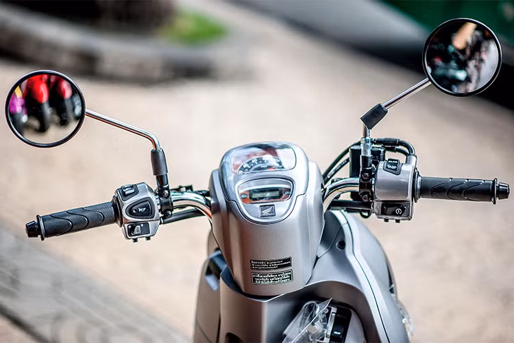 Các nút bấm trên xe thiết kế đơn giản, giống như nhiều mẫu xe tay ga mới của Honda hiện nay nhưg là bản nhập Thái xe không có nút bất, tắt đèn pha. Honda Scoopy-i 2018 mới được trang bị hệ thống khóa thông minh có báo động, cổng sạc 12V 1A cho thiết bị di động gắn ở hộc đồ trước...