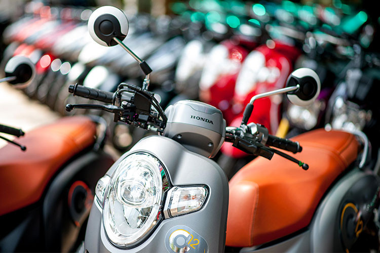 Scoopy-i 2018 vẫn được hãng xe máy Honda giữ lại thiết kế đèn pha dạng "quả trứng" chiếm gần hết diện tích yếm trước giống như phiên bản cũ nhưng đèn pha của xe đã được ứng dụng công nghệ chiếu sáng LED. Bên cạnh đó, cặp đèn xi-nhan cũng được thiết kế lại và nối liền với đèn pha, thay vì tách rời trên tay lái như trước.