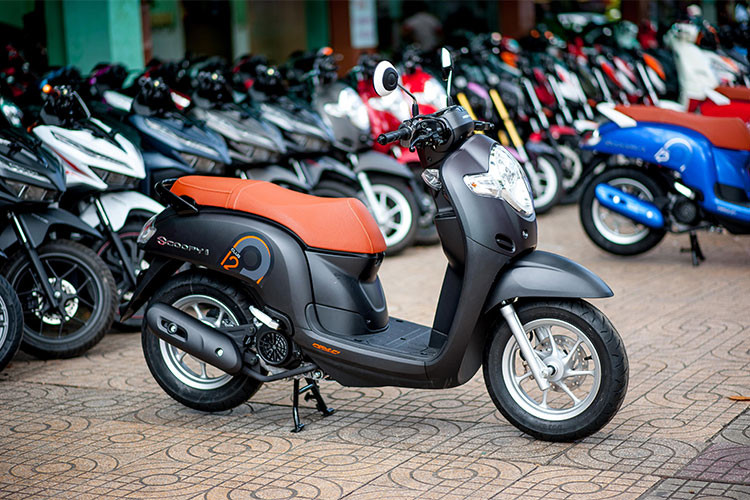 Tại thị trường Thái lan, mẫu xe Honda Scoopy mới sẽ được bán ra 3 phiên bản khác nhau là Club 12, Prestige và Urban. Giá của xe khởi điểm từ 48.100 Baht cho phiên bản Urban rẻ nhất (tương đương 31,8 triệu) và đạt tới 51.100 Baht (tương đương 33,7 triệu đồng) cho bản cao nhất.
