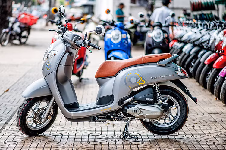 Mẫu xe ga Scoopy 2018 nhập khẩu Thái Lan sử dụng phuộc ống lồng trước, lò xo trụ sau. Đi kèm với đó là cặp vành đúc 12 inch cả hai bánh, kết hợp với lốp không săm. Bánh trước kích thước 100/90 và bánh sau 110/90. Hệ thống phanh CBS, phanh đĩa đơn trước và phanh sau tang trống. Chân chống điện an toàn.