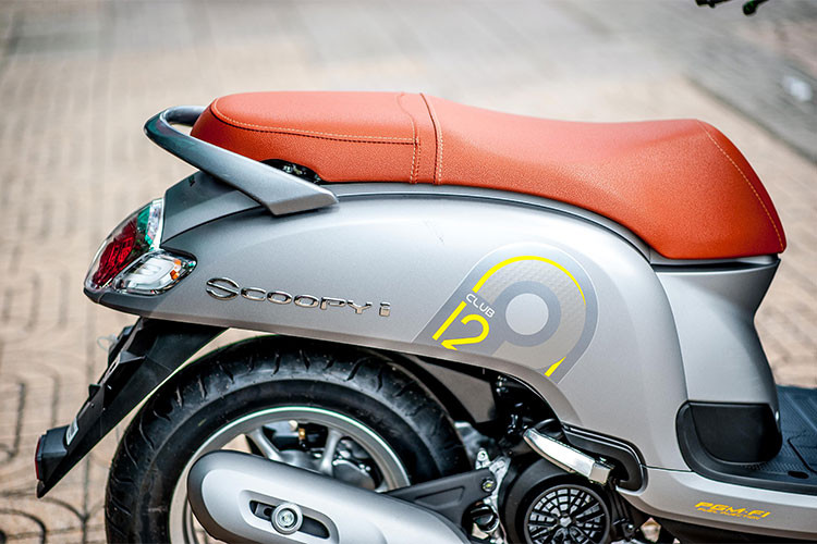 Trọng lượng của xe chỉ 99 kg, khoảng sáng gầm 143 mm. Trong khi chiều dài 1.847 mm, rộng 686 mm, cao 1.061 mm và chiều dài cơ sở 1.257 mm. Nằm ở phía dưới yên xe là một hộc chứa đồ với thể tích 15,4 lít, cốp xe đủ chứa một mũ bảo hiểm 3/4 đầu cùng một số vật dụng cần thiết.