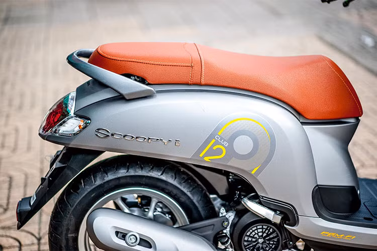 Trọng lượng của xe chỉ 99 kg, khoảng sáng gầm 143 mm. Trong khi chiều dài 1.847 mm, rộng 686 mm, cao 1.061 mm và chiều dài cơ sở 1.257 mm. Nằm ở phía dưới yên xe là một hộc chứa đồ với thể tích 15,4 lít, cốp xe đủ chứa một mũ bảo hiểm 3/4 đầu cùng một số vật dụng cần thiết.