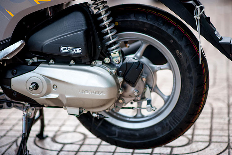 So với Honda Vison ở Việt Nam, Scoopy 2018 nhập khẩu Thái Lan có khoảng để chân thoải mái hơn, không bị chạm đầu gối vào yếm. Tư thế ngồi lái thoải mái, tay lái linh hoạt khi di chuyển trong phố. Khi đi chậm dưới 10 km/h, xe có hiện tượng rung nhẹ nếu để ý. Khi tốc độ vượt ngưỡng 30 km/h, Scoopy 2018 đầm và chắc hơn.