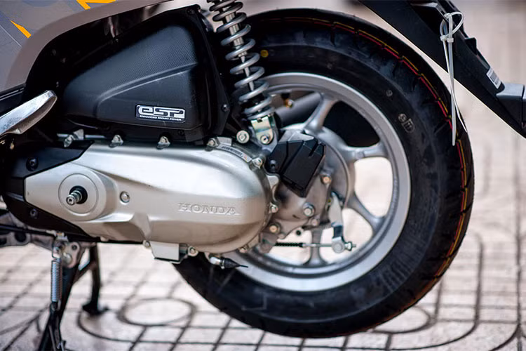 So với Honda Vison ở Việt Nam, Scoopy 2018 nhập khẩu Thái Lan có khoảng để chân thoải mái hơn, không bị chạm đầu gối vào yếm. Tư thế ngồi lái thoải mái, tay lái linh hoạt khi di chuyển trong phố. Khi đi chậm dưới 10 km/h, xe có hiện tượng rung nhẹ nếu để ý. Khi tốc độ vượt ngưỡng 30 km/h, Scoopy 2018 đầm và chắc hơn.