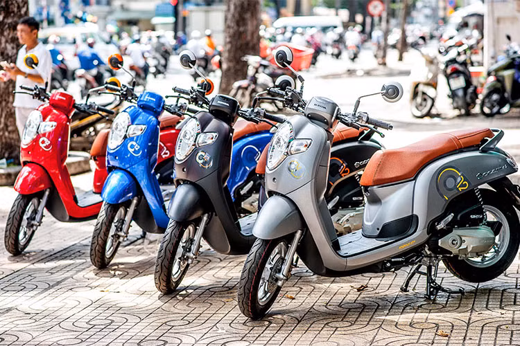  Xe ga Honda Scoopy i 2018 hướng tới khách hàng chính là nữ giới, xe được sản xuất tại Thái Lan và là đối thủ trực tiếp của "người đồng hương" là chiếc xe Yamaha Fino. Mẫu xe tay ga này vừa xuất hiện tại Việt Nam thông qua một đại lý nhập khẩu xe máy tư nhân tại TP HCM.