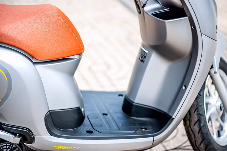 Hãng xe máy Honda phát triển xe ga Scoopy dành riêng cho phái nữ, những người năng động và hiện đại, thường xuyên di chuyển trong đô thị. Vì là dòng xe phát triển khách hàng Đông Nam Á, độ cao yên của Scoopy 2018 chỉ ở mức 744 mm, thấp hơn Honda Vision 6 mm.