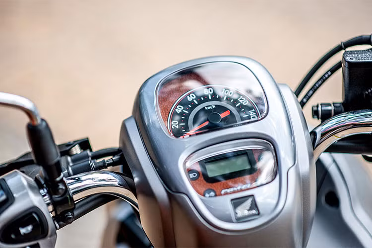 Giống như nhiều mẫu xe tay ga khác của Honda, Scoopy i cũng được trang bị ổ khóa từ với nút mở yên/nắp nhiên liệu. Bảng đồng hồ của xe cũng gồm có màn hình hiển thị đa thông tin nhỏ kèm đồng hồ báo tốc, nhưng có cách sắp xếp đặt dọc và tông màu nổi bật. Scoopy có trang bị sẵn hệ thống dừng chờ Idling Stop.