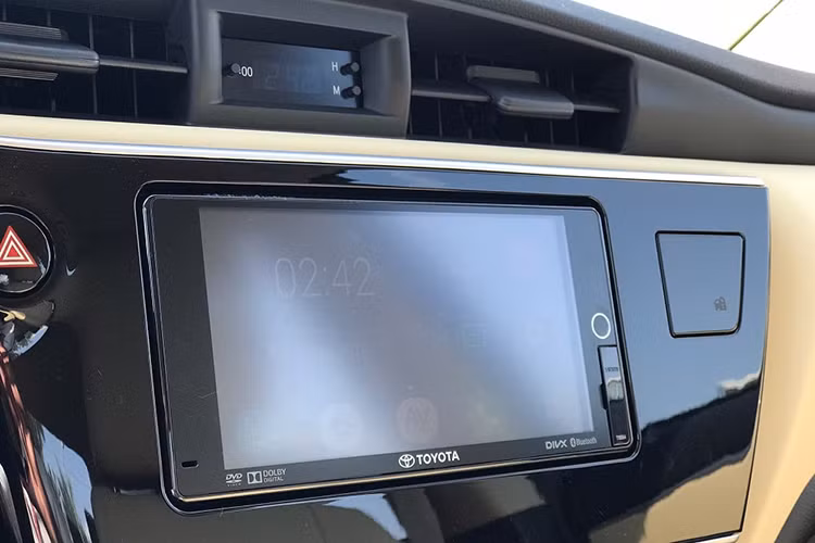 Trước đó vào cuối năm 2019, các đại lý đã đồng loạt giảm giá sâu Toyota Corolla Altis để dọn kho, đồng thời nổi lên một số đồn đoán về việc mẫu sedan hạng C này sẽ được nâng cấp để đối đầu với các đối thủ cùng phân khúc. Tuy nhiên ngay sau đó, Toyota Việt Nam đã nhanh chóng phủ nhận việc đưa Toyota Corolla Altis mới về nước.