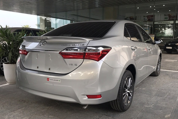 Theo chia sẻ của tư vấn bán hàng tại đại lý Toyota ở Hà Nội, giá xe Toyota Corolla Altis 2020 tương ứng với 2 phiên bản 1.8 E CVT và 1.8 G CVT dự kiến từ khoảng 700 triệu và 740 triệu đồng, rẻ hơn khoảng 40 triệu đồng so với trước đây. Xe sẽ ra mắt trong tháng 8/2020 này.