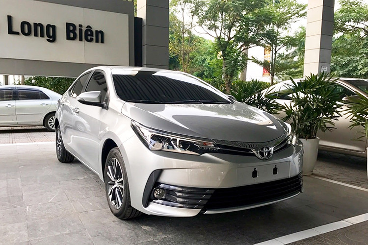 Hiện tại, các đối thủ cùng phân khúc với Toyota Corolla Altis như Honda Civic hay Mazda3 đều đã được nâng cấp. Vì lẽ đó, để có thể giữ được vị thế cạnh tranh, Corolla Altis cần phải có sự thay đổi dù ít dù nhiều.