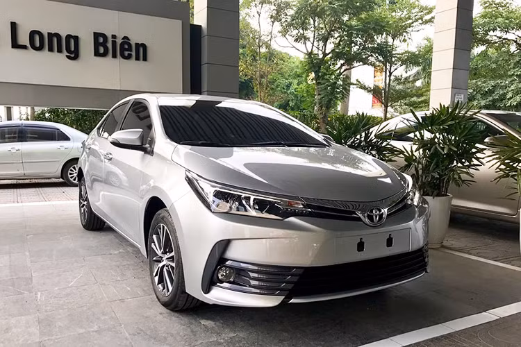 Hiện tại, các đối thủ cùng phân khúc với Toyota Corolla Altis như Honda Civic hay Mazda3 đều đã được nâng cấp. Vì lẽ đó, để có thể giữ được vị thế cạnh tranh, Corolla Altis cần phải có sự thay đổi dù ít dù nhiều.