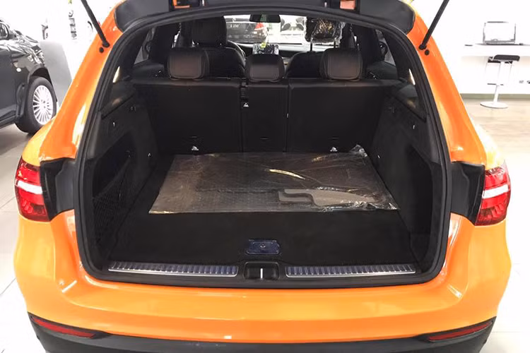 GLC 250 4MATIC được trang bị động cơ I4 2.0L sản sinh 211 mã lực, Hộp số tự động 9 cấp 9G-TRONIC đi kèm hệ dẫn động 4MATIC. Mô-men xoắn cực đại 350 ngay từ vòng tua máy 1.200 vòng/phút, có mức tiêu hao nhiên liệu trung bình ở mức 6.5L/100 km. Đi kèm 5 chết độ lái khác nhau là "Comfort", "ECO", "Sport", "Sport+" và “Individual”.