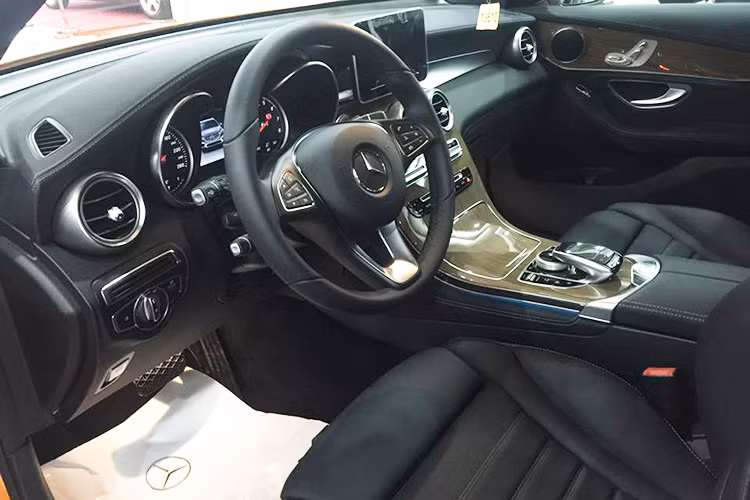 Hàng ghế phía trước điều chỉnh điện, bộ nhớ 3 vị trí cho ghế trước, tay lái và gương chiếu hậu bên ngoài. Màn hình màu TFT 7-inch, bộ thu sóng phát thanh, kết nối Bluetooth, trình duyệt Internet. Touchpad điều khiển cảm ứng trên bệ trung tâm,đầu đọc thẻ cho hệ thống dẫn đường và định vị vệ tinh toàn cầu GPS, hỗ trợ các thiết bị giải trí di động,...