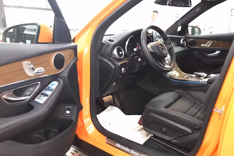 Khoang nội thất ấn tượng với bảng điều khiển liền khối cùng chất liệu cao cấp làm từ da, gỗ và hợp kim nhôm. Cửa sổ trời siêu rộng panoramic, đèn viền nội thất 3 màu cùng hệ thống âm thanh vòm Burmester 13 loa, công suất 590 watt. Hệ thống dẫn đường và định vị vệ tinh toàn cầu GPS tích hợp bản đồ Việt Nam, chìa khóa KEYLESS-GO. 