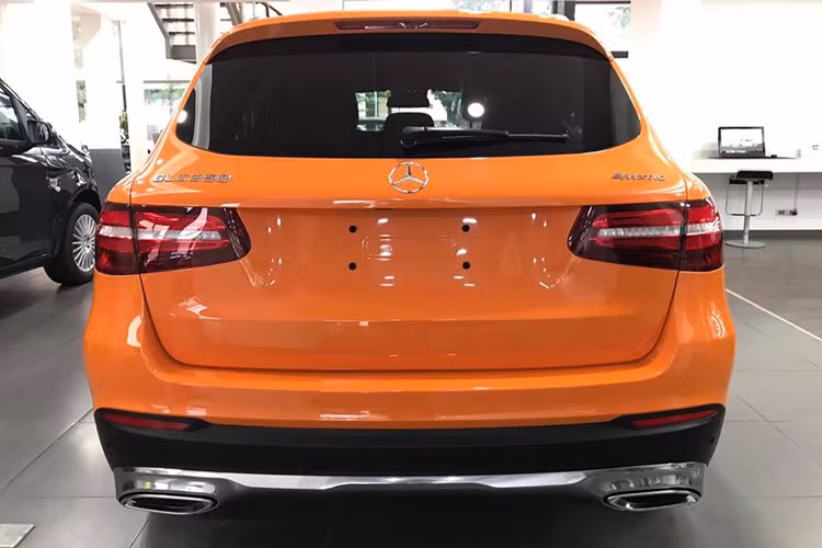 Đuôi xe của Mercedes-Benz GLC 250 4MATIC được thiết kế khá gọn gàng , vẫn mag chút hơi hướng của GLK nhưng không còn vuông vức mà sở hữu những đường cong uốn lượn hơn. Cụm đèn hậu dạng led được thiết kế mềm mại ôm sát phần góc đuôi xe, cản sau thể thao nổi bật với cặp ống xả đơn đặt đối xứng 2 bên được mạ crom sáng bóng.