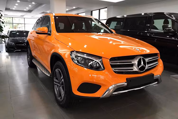  Mercedes-Benz GLC 250 4MATIC và 300 AMG 4MATIC. là bộ đôi SUV hạng sang ra mắt lân đầu tiên vào năm 2016. Nó được phát triển hoàn toàn mới để thay thế cho mẫu GLK trước đây, đồng thời dùng chung sàn MRA với dòng sedan C-Class. Chính vì điều này, cũng giống như C-Class khi chuyển thế hệ, GLC lớn hơn nhiều so với "người tiền nhiệm" GLK.