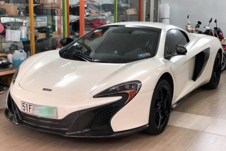 Đây là lần tìm chủ thứ 3 của chiếc siêu xe McLaren 650S Spider màu trắng độc nhất vô nhị tại Việt Nam này. Điều thú vị là màu sơn trắng hiện tại của xe đã được các thợ Việt sơn lại theo yêu cầu của chủ nhân đầu tiên, ông Đặng Lê Nguyên Vũ, Chủ tịch thương hiệu Trung Nguyên.