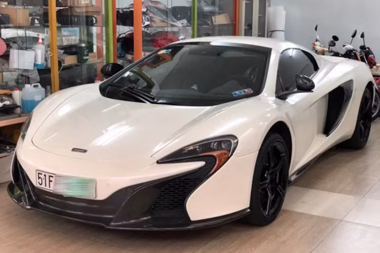 Đây là lần tìm chủ thứ 3 của chiếc siêu xe McLaren 650S Spider màu trắng độc nhất vô nhị tại Việt Nam này. Điều thú vị là màu sơn trắng hiện tại của xe đã được các thợ Việt sơn lại theo yêu cầu của chủ nhân đầu tiên, ông Đặng Lê Nguyên Vũ, Chủ tịch thương hiệu Trung Nguyên.