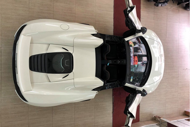 Chiếc siêu xe McLaren 650S Spider này được đưa về nước vào tháng 4/2016, nguyên bản xe có màu sơn cam sẫm Volcano Orange Elite hết sức độc đáo và bắt mắt. Tuy nhiên, khi lọt vào "mắt xanh" của ông Đặng Lê Nguyên Vũ, chiếc McLaren 650S Spider Volcano Orange Elite nhanh chóng được cho đi sơn lại thành màu trắng.