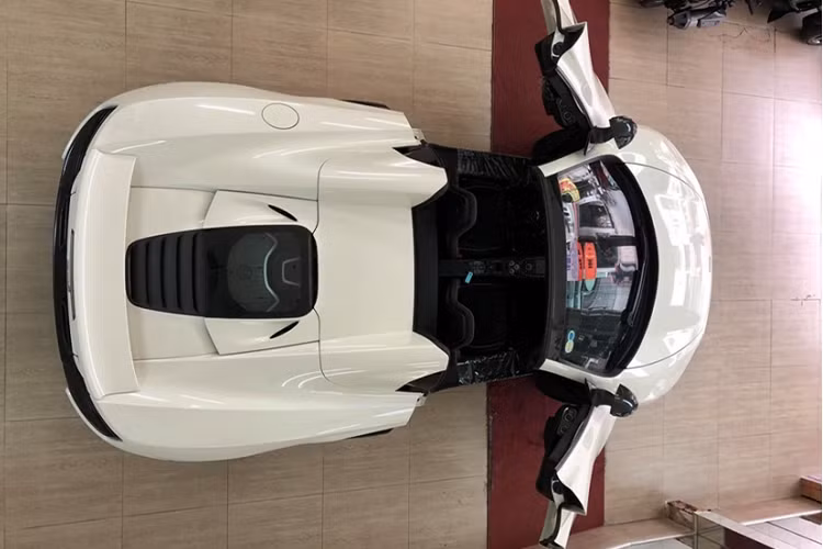 Chiếc siêu xe McLaren 650S Spider này được đưa về nước vào tháng 4/2016, nguyên bản xe có màu sơn cam sẫm Volcano Orange Elite hết sức độc đáo và bắt mắt. Tuy nhiên, khi lọt vào "mắt xanh" của ông Đặng Lê Nguyên Vũ, chiếc McLaren 650S Spider Volcano Orange Elite nhanh chóng được cho đi sơn lại thành màu trắng.