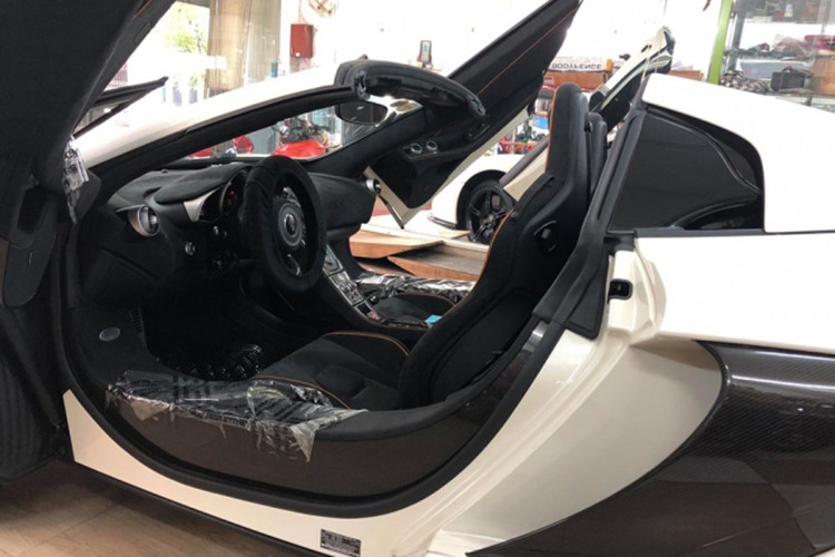 Ngoài ghế thể thao, vô lăng và bảng táp-lô được bọc bằng da Alcantara cao cấp - trần xe cùng nhiều chi tiết khác bên trong nội thất cũng được bọc lót bằng vải nhung khá sang trọng, giúp giảm thiểu tiếng ồn. Ngoài hệ thống giải trí đa phương tiện hiện đại nhất được MacLaren trang bị, đamngs chú ý là dàn âm thanh Meridian.