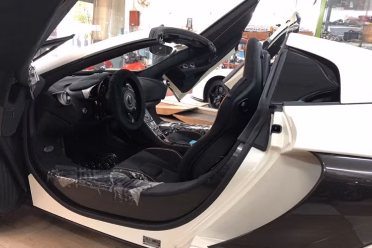 Ngoài ghế thể thao, vô lăng và bảng táp-lô được bọc bằng da Alcantara cao cấp - trần xe cùng nhiều chi tiết khác bên trong nội thất cũng được bọc lót bằng vải nhung khá sang trọng, giúp giảm thiểu tiếng ồn. Ngoài hệ thống giải trí đa phương tiện hiện đại nhất được MacLaren trang bị, đamngs chú ý là dàn âm thanh Meridian.