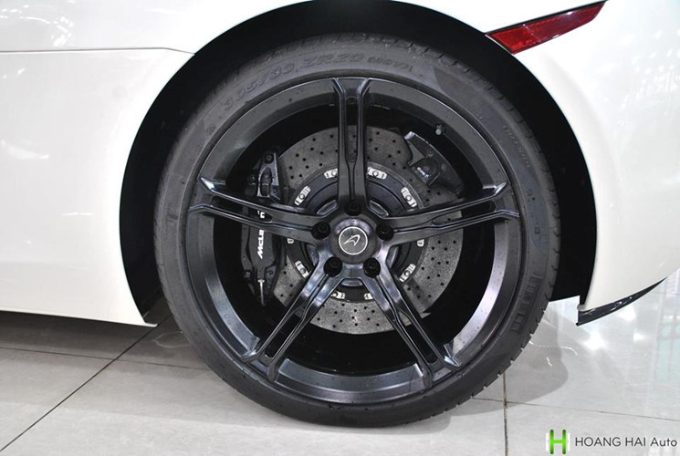 Ngoài bộ áo màu trắng, siêu xe McLaren 650S Spider đang được chào bán tại TP HCM này còn có các chi tiết như cản va trước/sau, vỏ gương, ốp hốc gió bên hông bằng sợi carbon bóng. Bên cạnh đó, bộ mâm 5 chấu kép sơn màu đen đối lập với bộ áo trắng của siêu xe mui trần này.