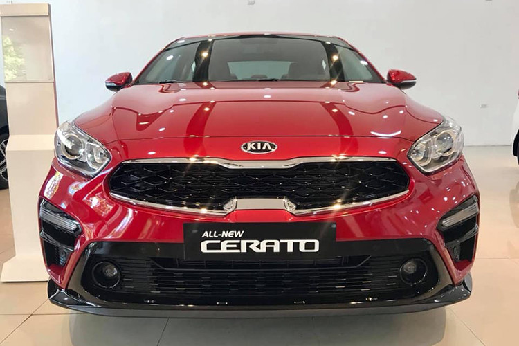 Giá bán Kia Cerato 2019 các phiên bản vẫn như cũ. Các phiên bản 1.6 MT, 1.6 AT Deluxe, 1.6 AT Luxury và 2.0 AT Premium có giá kiến nghị lần lượt là 559 triệu, 589 triệu, 635 triệu và 675 triệu đồng. Bản nâng cấp nhẹ của Cerato đã có mặt tại các đại lý và bắt đầu bán ra trong tháng 10.
