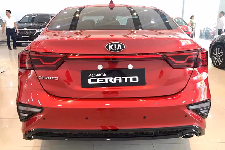 Người lái có thể sử dụng chế độ Drive Mode Select (DMS) với ba lựa chọn: Comfort, Eco và Sport. Xe có hệ thống cân bằng điện tử ESP và hệ thống khởi hành ngang dốc HA. Ngoài ra, Kia Cerato mới được giới thiệu sử dụng vật liệu cách âm cao cấp giúp giảm độ ồn và độ rung. Những tính năng an toàn có trên xe gồm cảm biến lùi trước sau và camera lùi, hệ thống 6 túi khí.