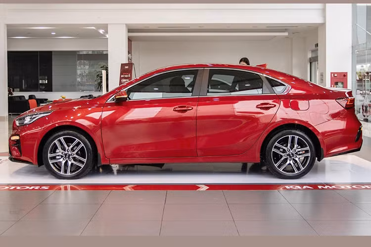 So với thế hệ cũ đang bán ra, Kia Cerato 2019 mới có kích thước lớn hơn, các chiều dài x rộng x cao lần lượt là 4.640 x 1.800 x 1.450 mm. Kích thước tổng thể của Cerato phiên bản mới này sẽ được mở rộng chiều dài 80 mm, chiều rộng 20 mm và chiều cao thêm 5 mm.