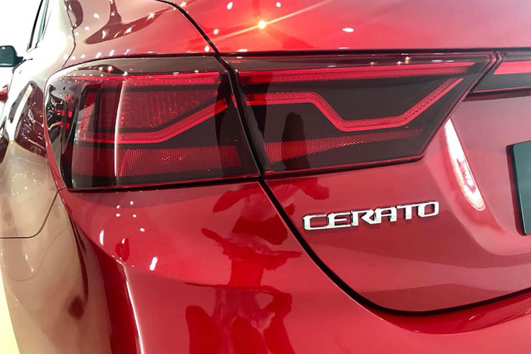 Kiểu dáng “Fastback” của xe được lấy cảm hứng từ Kia Stinger được thể hiện trên Kia All-New Cerato với phần capo được thiết kế dài hơn cùng các đường gân dập nổi chạy dọc thân xe, tạo nên một tổng thể thân xe cân đối và hài hòa, cùng phần đuôi xe được vuốt từ nóc xuống cốp sau mang đem lại vẻ trẻ trung và cá tính.