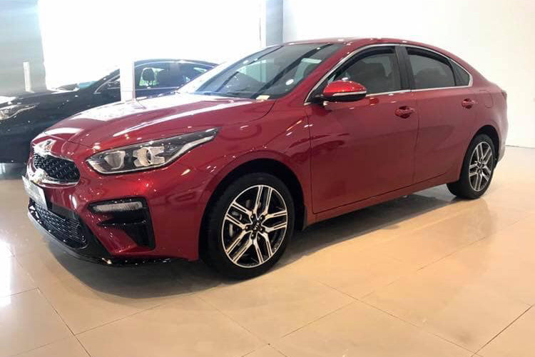 Thông tin về việc Toyota Corolla Altis và Mazda 3 thế hệ mới về Việt Nam lan truyền khắp nơi đang khiến cho phân khúc C trở nên hấp dẫn hơn bao giờ hết. Để gia tăng cạnh tranh và tạo nhiều lựa chọn hơn cho người dùng, hãng xe Hàn Quốc đã giới thiệu phiên bản nâng cấp cho cấu hình cho mẫu xe Kia Cerato 2.0 Premium.