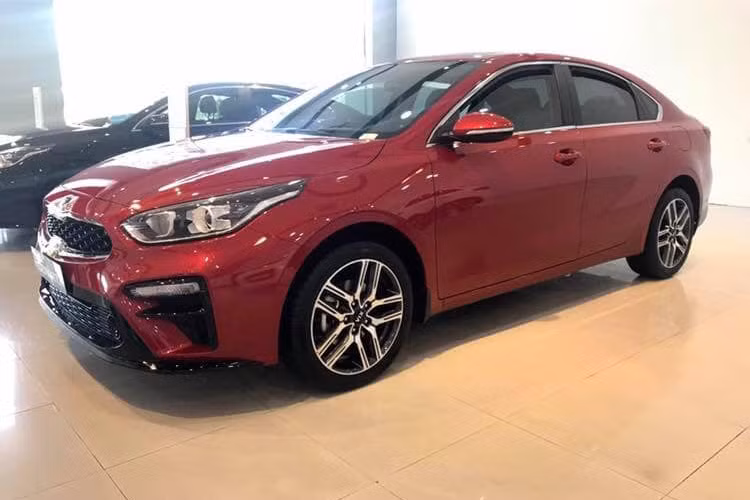 Thông tin về việc Toyota Corolla Altis và Mazda 3 thế hệ mới về Việt Nam lan truyền khắp nơi đang khiến cho phân khúc C trở nên hấp dẫn hơn bao giờ hết. Để gia tăng cạnh tranh và tạo nhiều lựa chọn hơn cho người dùng, hãng xe Hàn Quốc đã giới thiệu phiên bản nâng cấp cho cấu hình cho mẫu xe Kia Cerato 2.0 Premium.