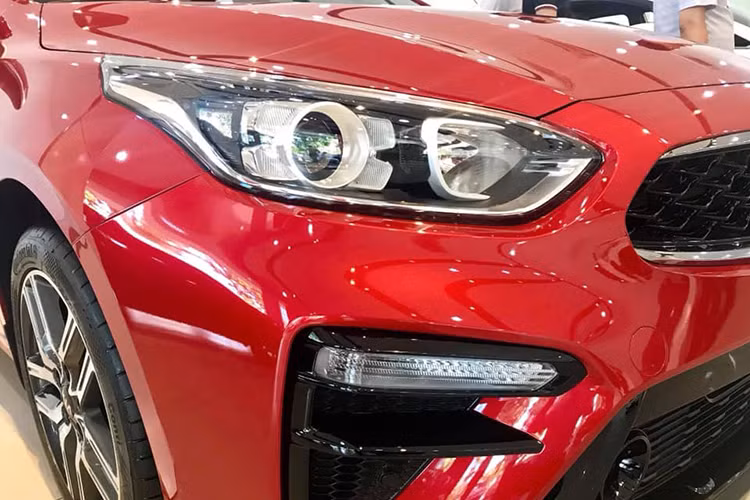 Mặt trước của xe có thiết kế mạnh mẽ với lưới tản nhiệt "mũi hổ" đặc trưng của thương hiệu xe ôtô Kia. Cụm đèn pha được tạo hình chữ X là điểm nhấn trên Kia Cerato mới. Ngoài ra, mẫu xe này còn có gương chiếu hậu chỉnh điện, gập điện tích hợp đèn báo rẽ và đèn welcome-light.