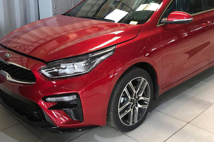 Vì là bản nâng cấp nhẹ nên các trang bị khác trên Kia Cerato lần này vẫn được giữ nguyên. Xe được trang bị bộ mâm đúc 17 inch hợp kim nhôm, mặt la-zăng năm chấu kép thẳng - thiết kế này được trang bị cho tất cả các phiên bản của Cerato 2019 mới mang phong cách thể thao hơn.