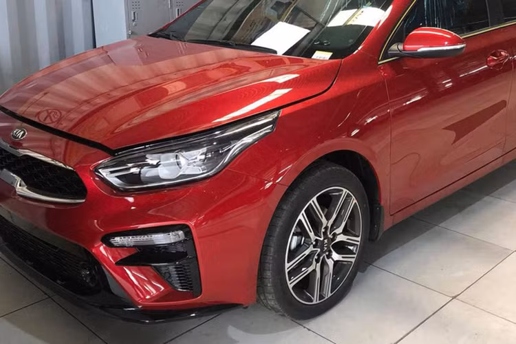 Vì là bản nâng cấp nhẹ nên các trang bị khác trên Kia Cerato lần này vẫn được giữ nguyên. Xe được trang bị bộ mâm đúc 17 inch hợp kim nhôm, mặt la-zăng năm chấu kép thẳng - thiết kế này được trang bị cho tất cả các phiên bản của Cerato 2019 mới mang phong cách thể thao hơn.