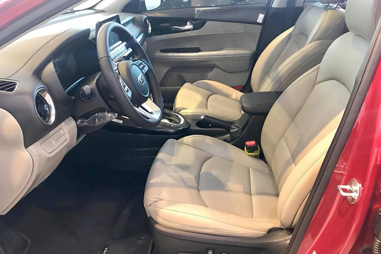 Kia Cerato nâng cấp 2019 còn sở hữu các tính năng tiện nghi khác như sạc điện thoại không dây, nút khởi động Start/Stop, vô lăng thể thao 3 chấu kèm các nút bấm tiện ích, ghế lái điều chỉnh điện, gương chiếu hậu chống chói... hệ thống điều hòa tự động hai vùng độc lập, cửa gió hàng ghế phía sau, cốp sau đóng mở điện.