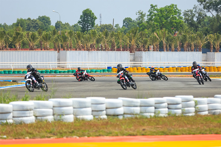 Mở đầu cho chuỗi sự kiện năm nay là giải đua môtô Honda toàn quốc Cúp vô địch quốc gia 2018 tại Bình Dương. Sáng 25/3 vừa qua, chặng đầu tiên đã diễn ra tại trường đua Đại Nam (Bình Dương) với sự tham gia của 64 tay đua ở 4 hạng mục: xe MSX 125cc, xe Winner 150cc, xe Blade 110cc và hạng mục xe Wave 54LI.