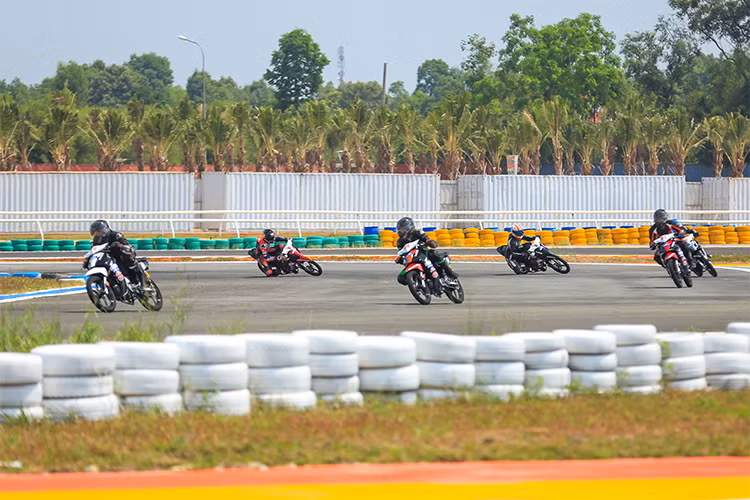 Mở đầu cho chuỗi sự kiện năm nay là giải đua môtô Honda toàn quốc Cúp vô địch quốc gia 2018 tại Bình Dương. Sáng 25/3 vừa qua, chặng đầu tiên đã diễn ra tại trường đua Đại Nam (Bình Dương) với sự tham gia của 64 tay đua ở 4 hạng mục: xe MSX 125cc, xe Winner 150cc, xe Blade 110cc và hạng mục xe Wave 54LI.