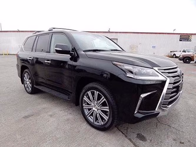 Tại thị trường Việt Nam, Lexus LX570 2016 khi ra mắt vào năm 2015 đã có giá khởi điểm lên tới 5,6 tỷ đồng. Sau ngày 11/7/2016 khi thuế tiêu thụ đặc biệt mới được áp dụng, mẫu SUV hạng sang của tăng lến mức hơn 8 tỷ đồng, tăng tới 2 hơn tỷ đồng so với hồi ra mắt vào năm 2015.