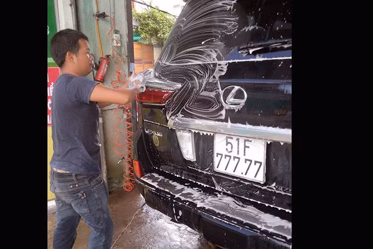 LX570 được trang bị động cơ lớn nhất từng có trên một mẫu xe Lexus. Động cơ V8 5.7L kết hợp với hộp số tự động 8 cấp với dải tỷ số truyền rộng và sát nhau, cho công suất cực đại 367 mã lực/5600vòng/phút &amp; Mô men xoắn 530Nm/3200 vòng/phút. Hộp số tự động đa chế độ và lẫy chuyển số trên vô lăng cho phép chuyển số bằng tay. 5 chế độ lái trên xe, gồm: Normal, Eco, Comfort, Sports và Sports +.