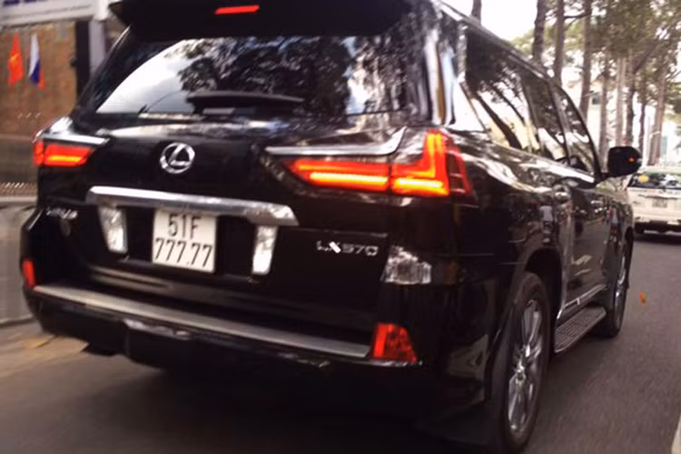 Chiếc SUV hạng sang Lexus LX570 được mệnh danh "chuyên cơ mặt đất" đeo biển kiểm soát "ngũ quý 7" vừa xuất hiện tại Sài Gòn khiến nhiều người trầm trồ và ngưỡng mộ. Biển số đẹp mắt càng khiến chiếc SUV hạng sang tiền tỷ như Lexus LX570 2016 thêm đẳng cấp hơn khi lăn bánh trên đường phố vào ngày cuối tuần.